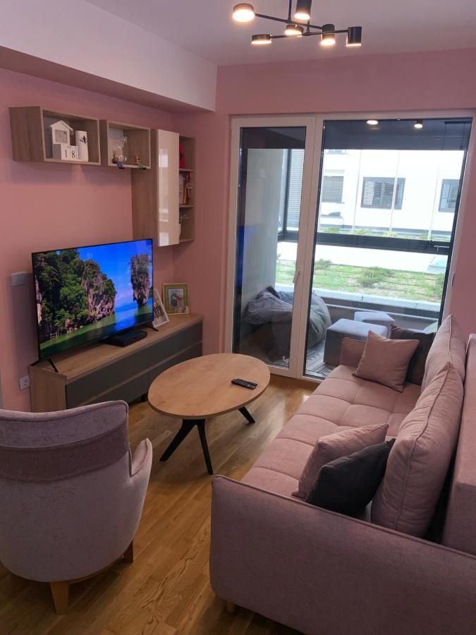 Pink Modern Apartment Скопие Екстериор снимка