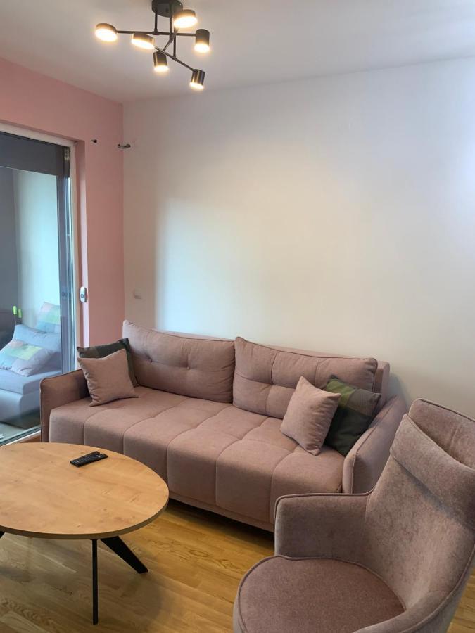 Pink Modern Apartment Скопие Екстериор снимка