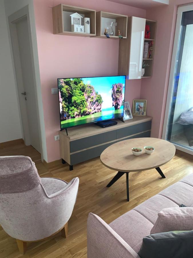 Pink Modern Apartment Скопие Екстериор снимка