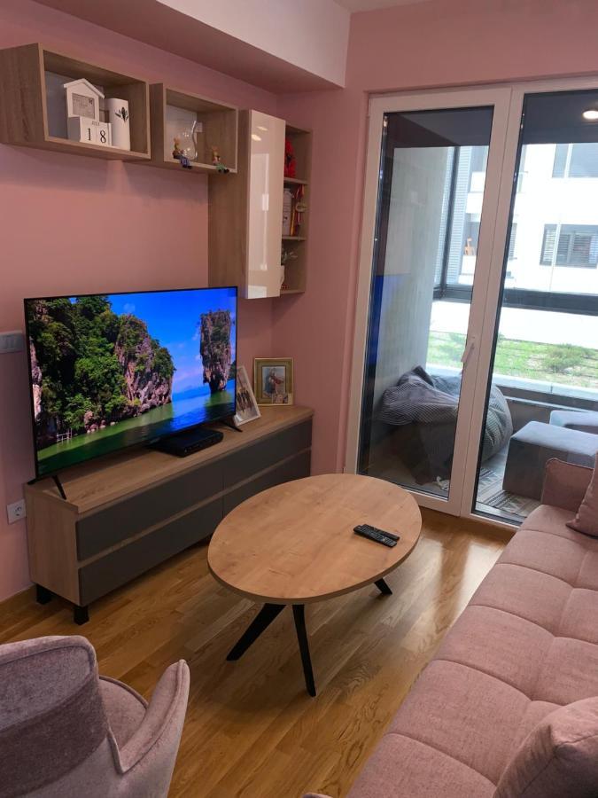 Pink Modern Apartment Скопие Екстериор снимка